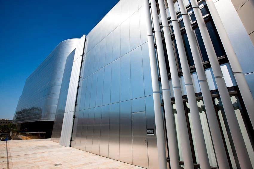 Wipe away dirt and scum from aluminum alloy metal composite panels. Do not pressure wash or scrub in any direction. It is important to rinse away dirt with a sponge in a horizontal manner, the wiping system must start from the horizontal side and end with cleaning in a vertical manner. Wipe away dirt and scum from aluminum alloy metal composite panels. Do not pressure wash or scrub in any direction. It is important to rinse away dirt with a sponge in a horizontal manner, the wiping system must start from the horizontal side and end with cleaning in a vertical manner.